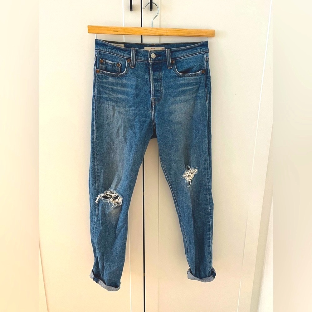 LEVI’S Wedgie Fit Distressed Jeans